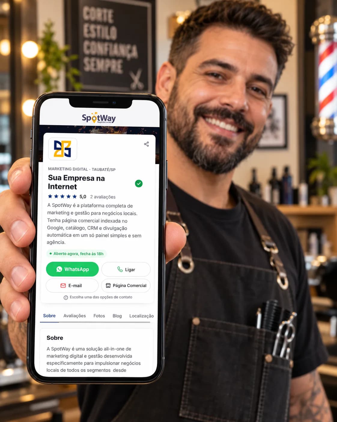 Barbeiro mostrando, no celular, o Perfil da Empresa dele no Guia de Empresas da SpotWay